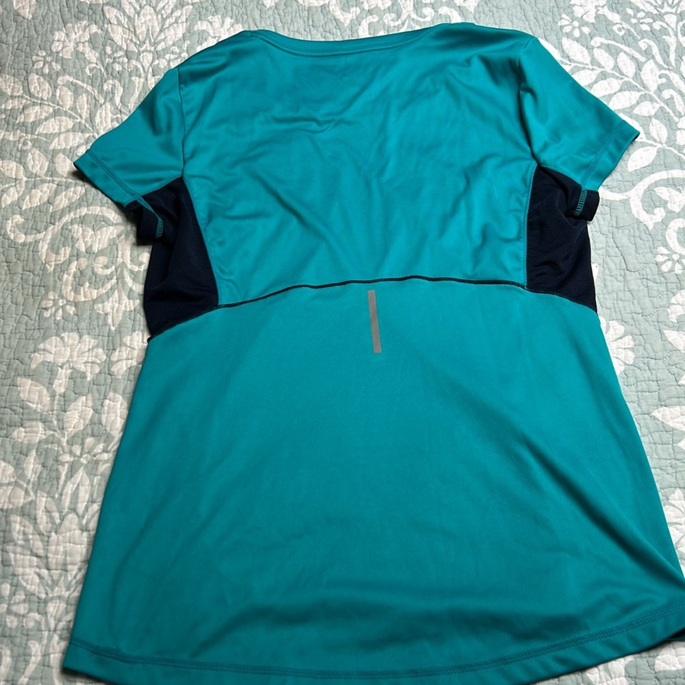 Women’s Athletic Tops - Picture 3 of 7